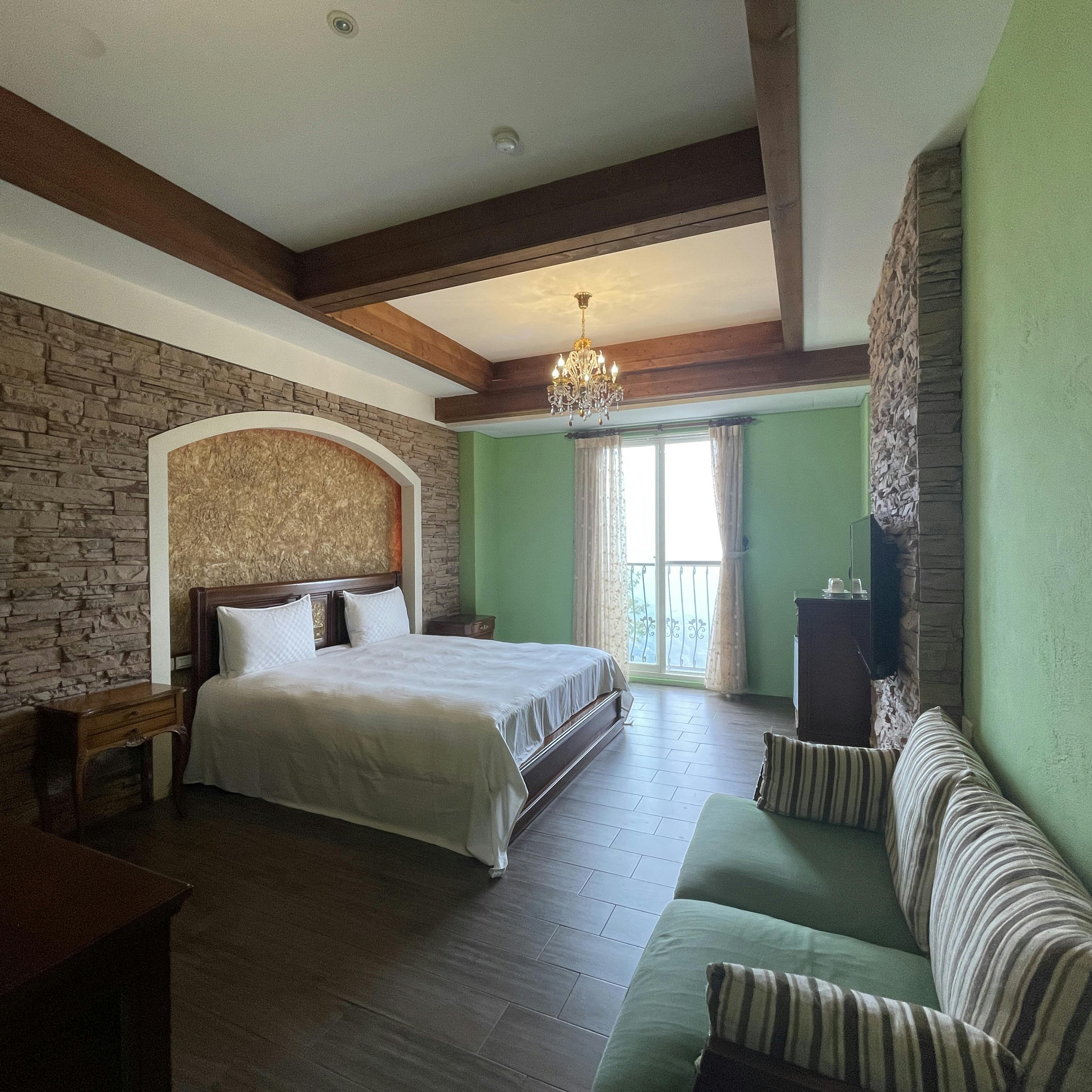 清境羊角村鄉村民宿景觀雙人房 - 窗外直面清境農場山景