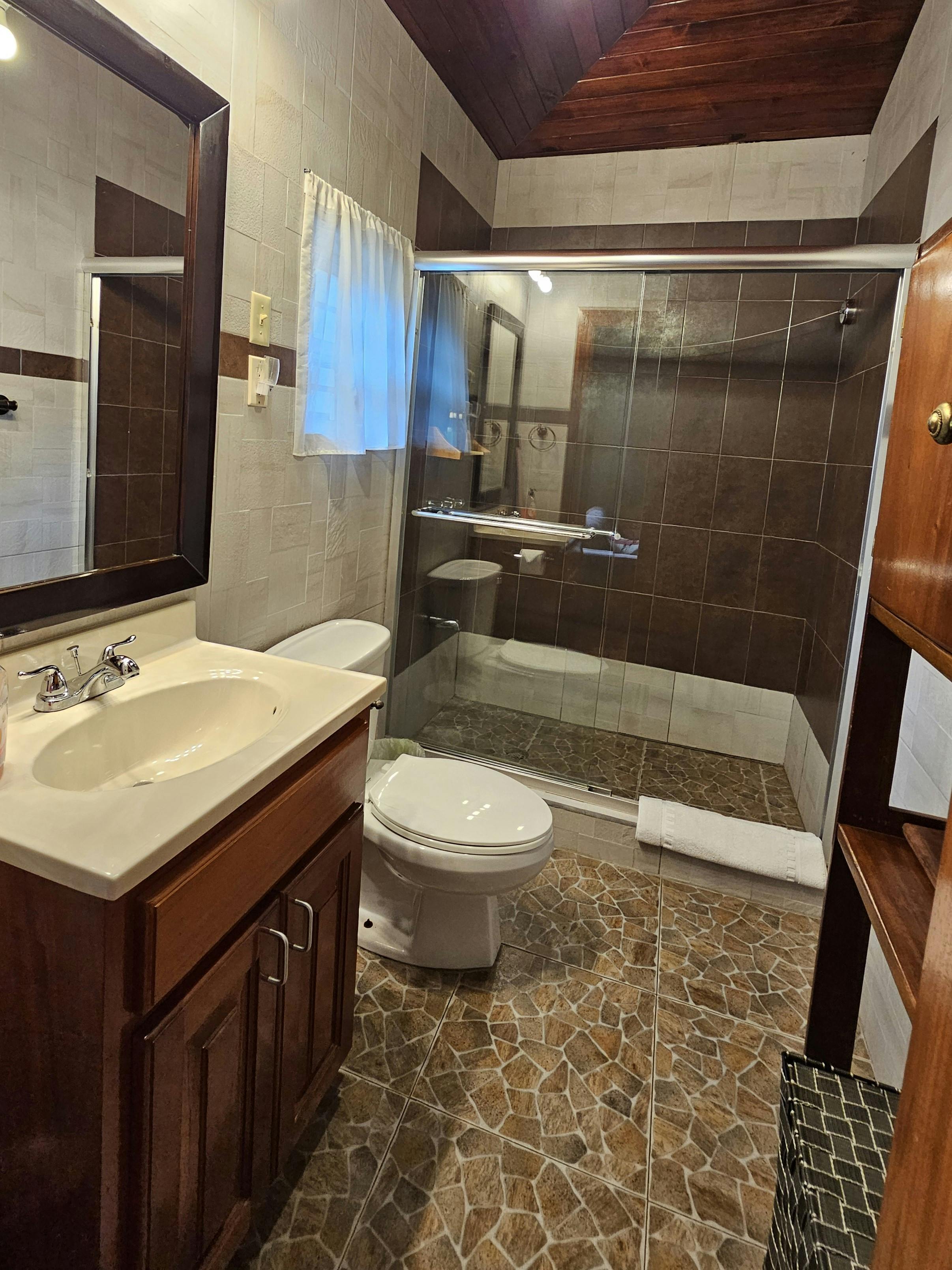 Hibiscus Bungalow- bathroom