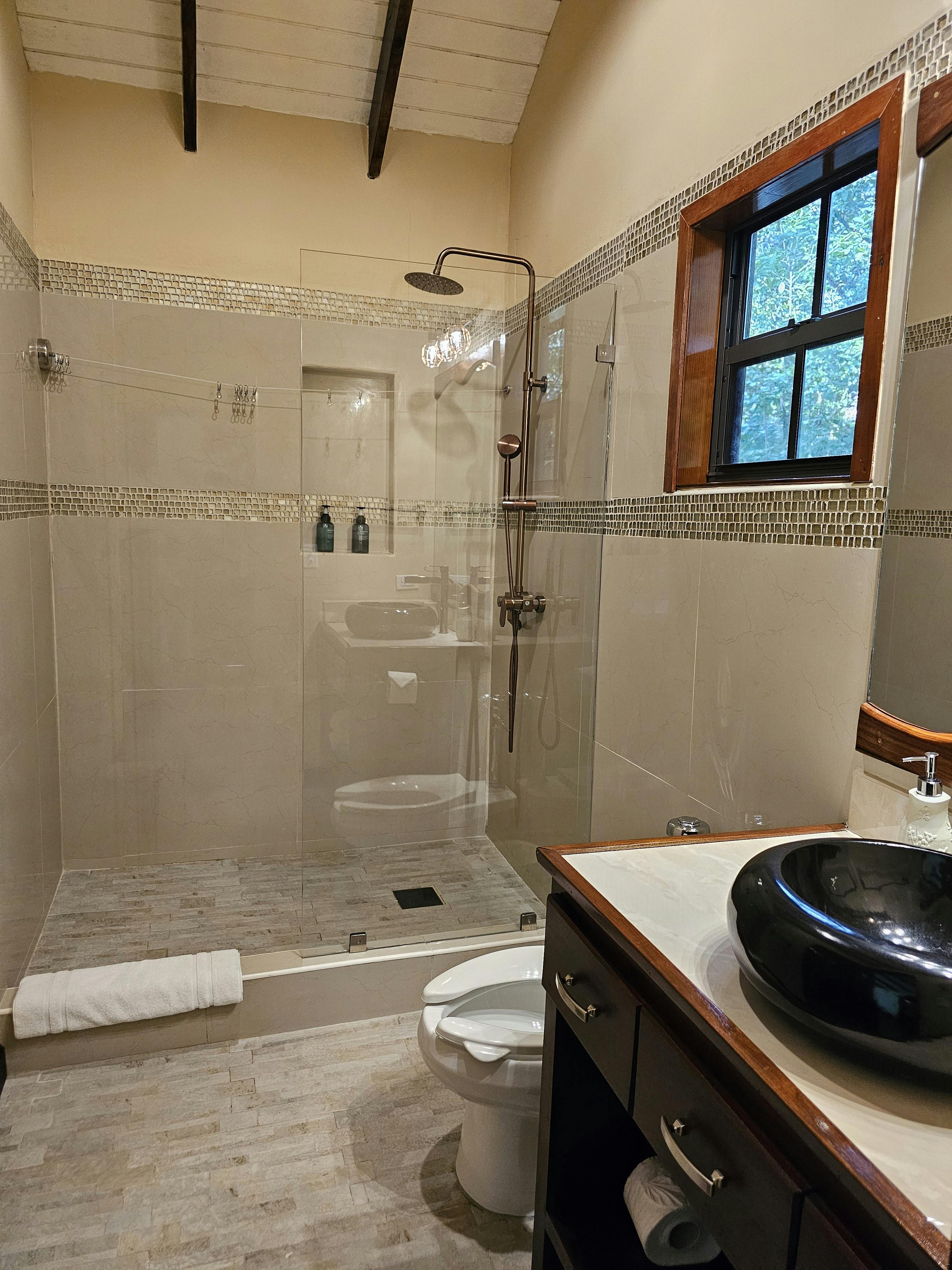 Tree House - upstairs shower @KikiWitz