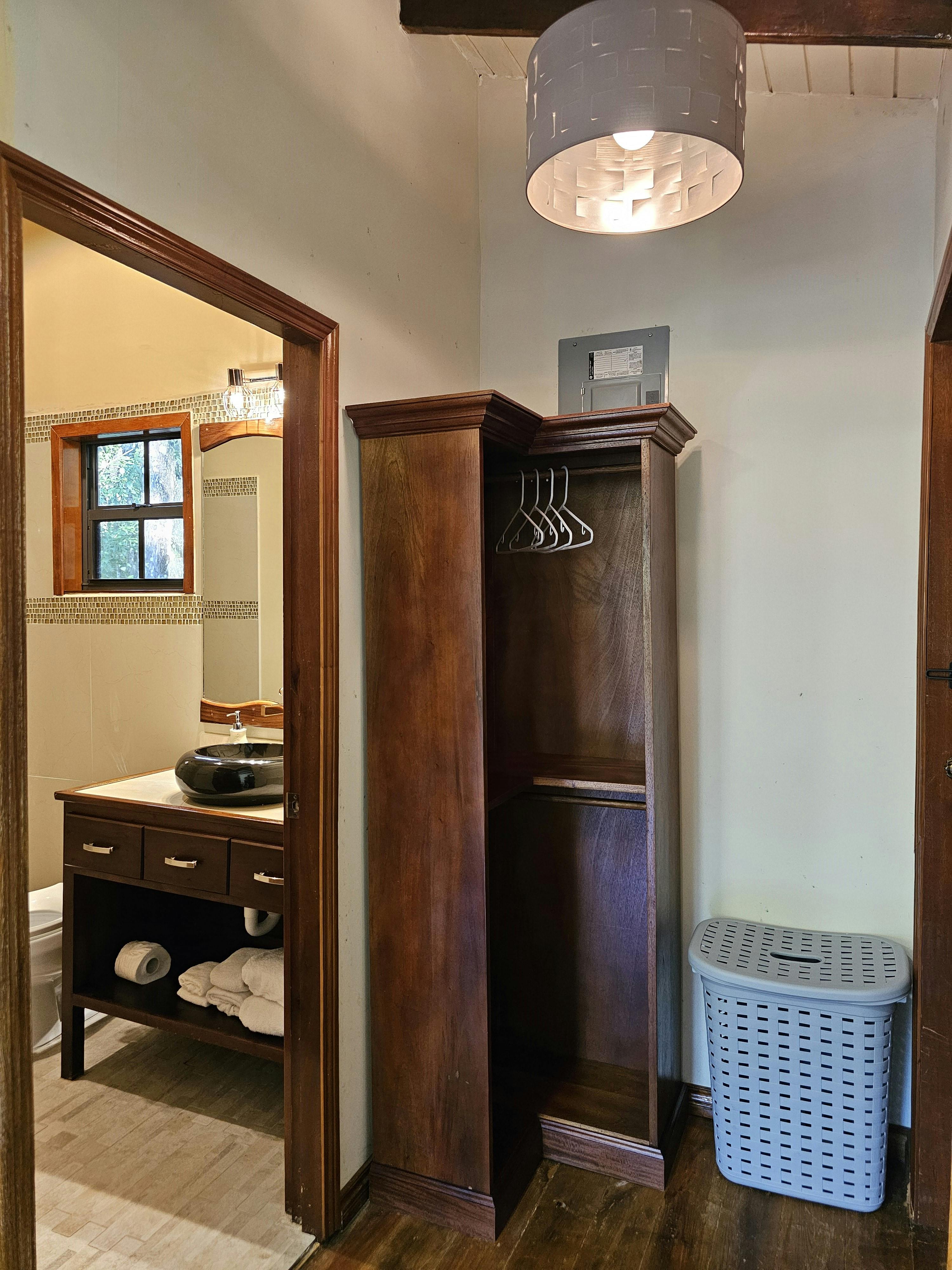 Tree House - upstairs bathroom @KikiWitz