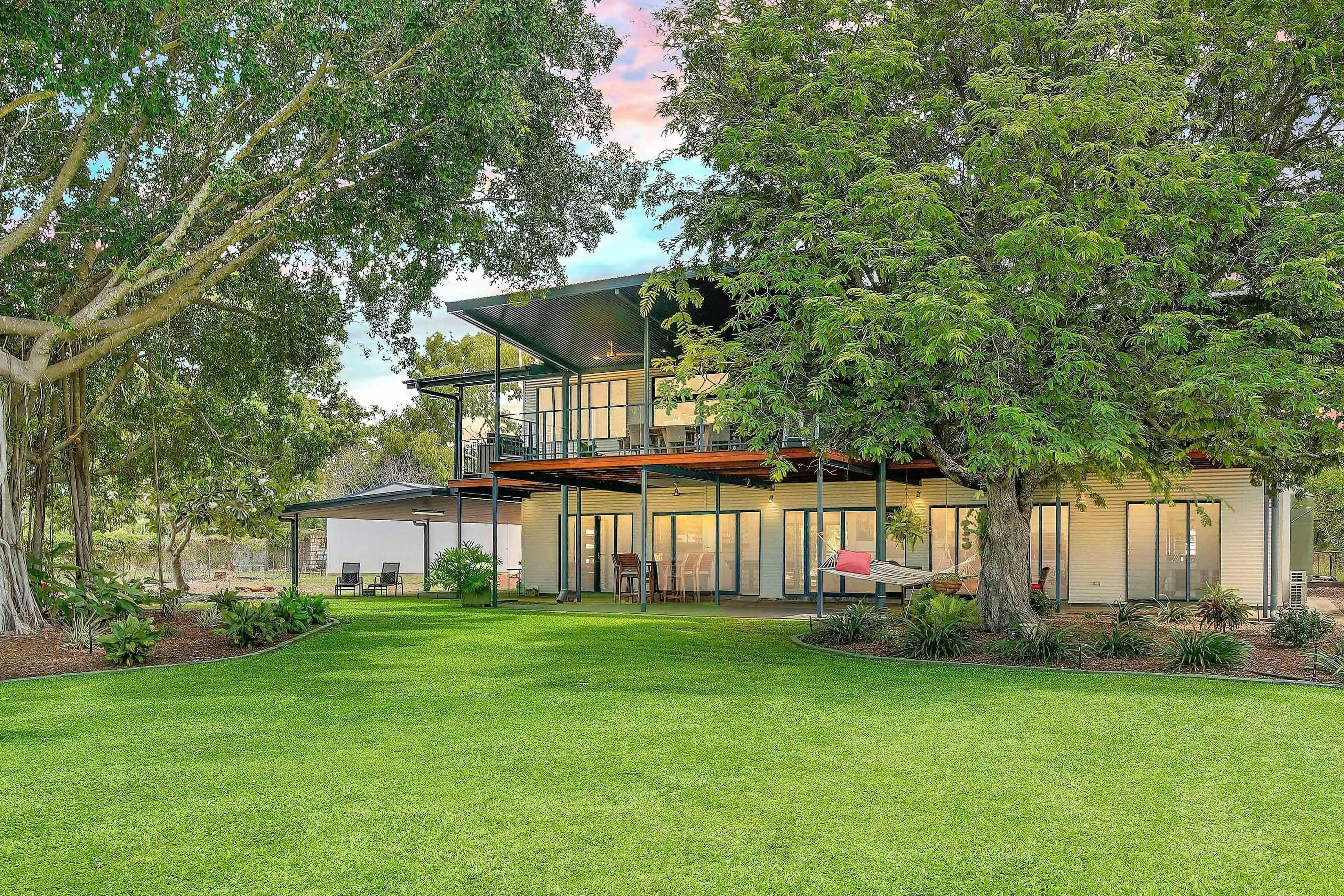 Beachfront Luxury Holiday House with Sea Views, Sunsets and Sunrises