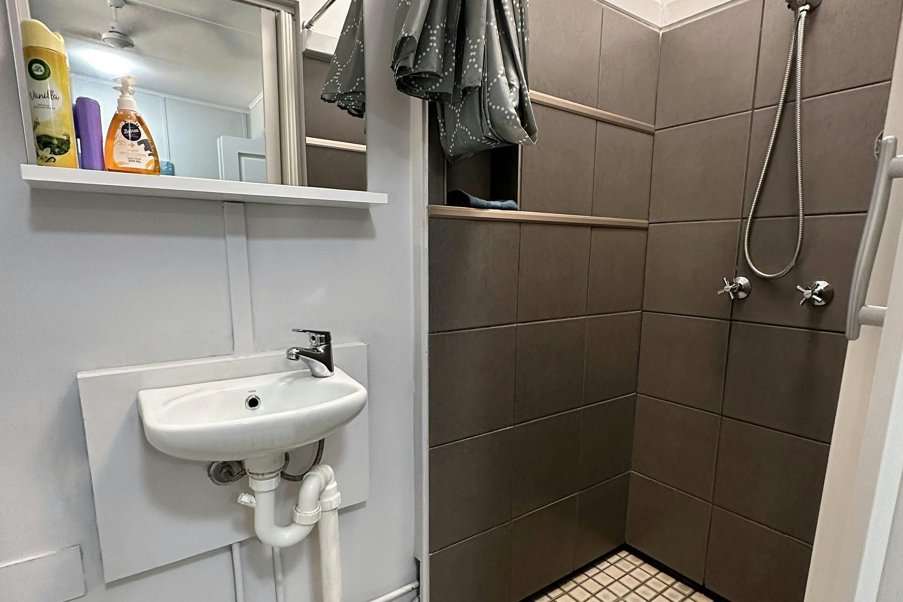 Self-Contained Unit at Golden Sands Retreat, Wagait Beach, NT, Ensuite