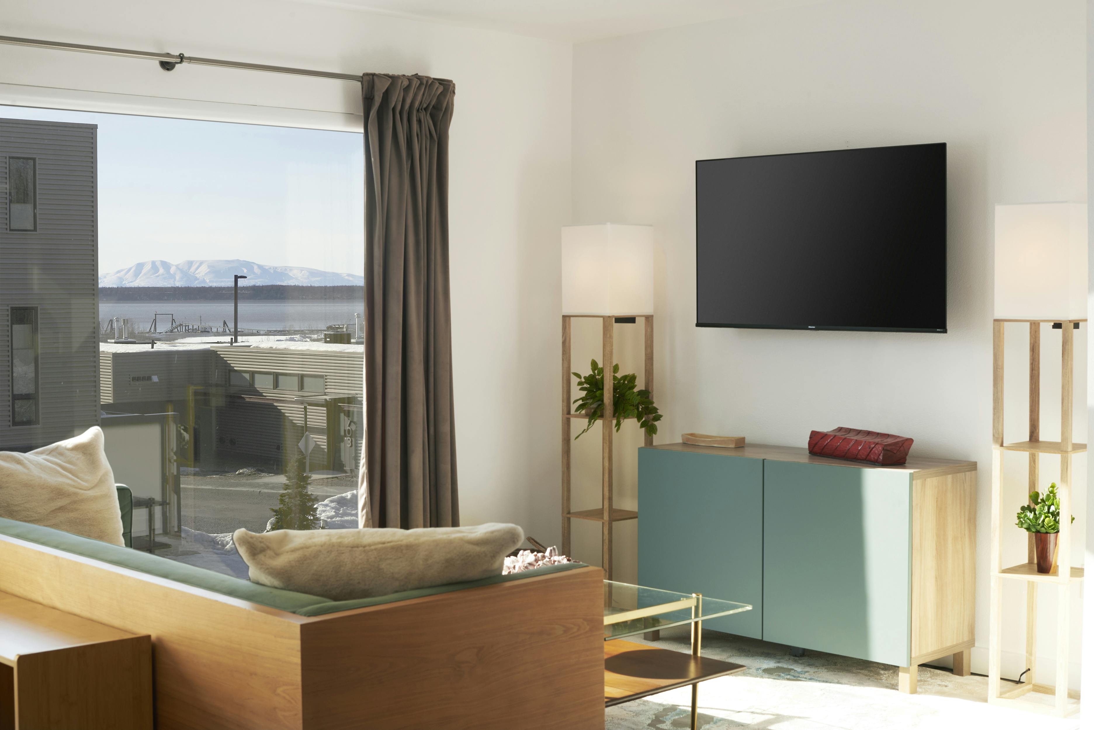 One queen bed with detached private bathroom.