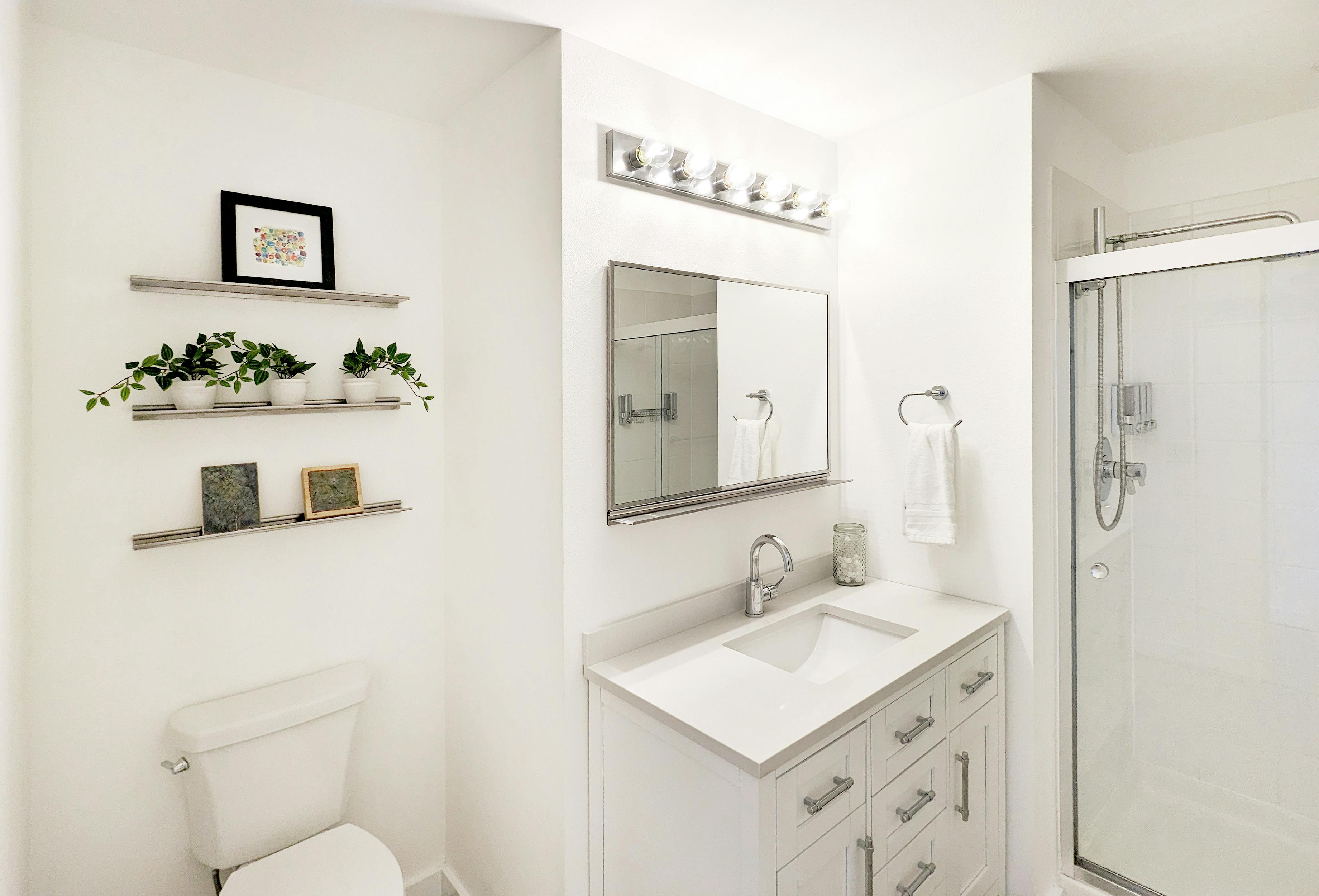 Three bedroom penthouse with one bathroom, full kitchen, and stunning views of Anchorage.