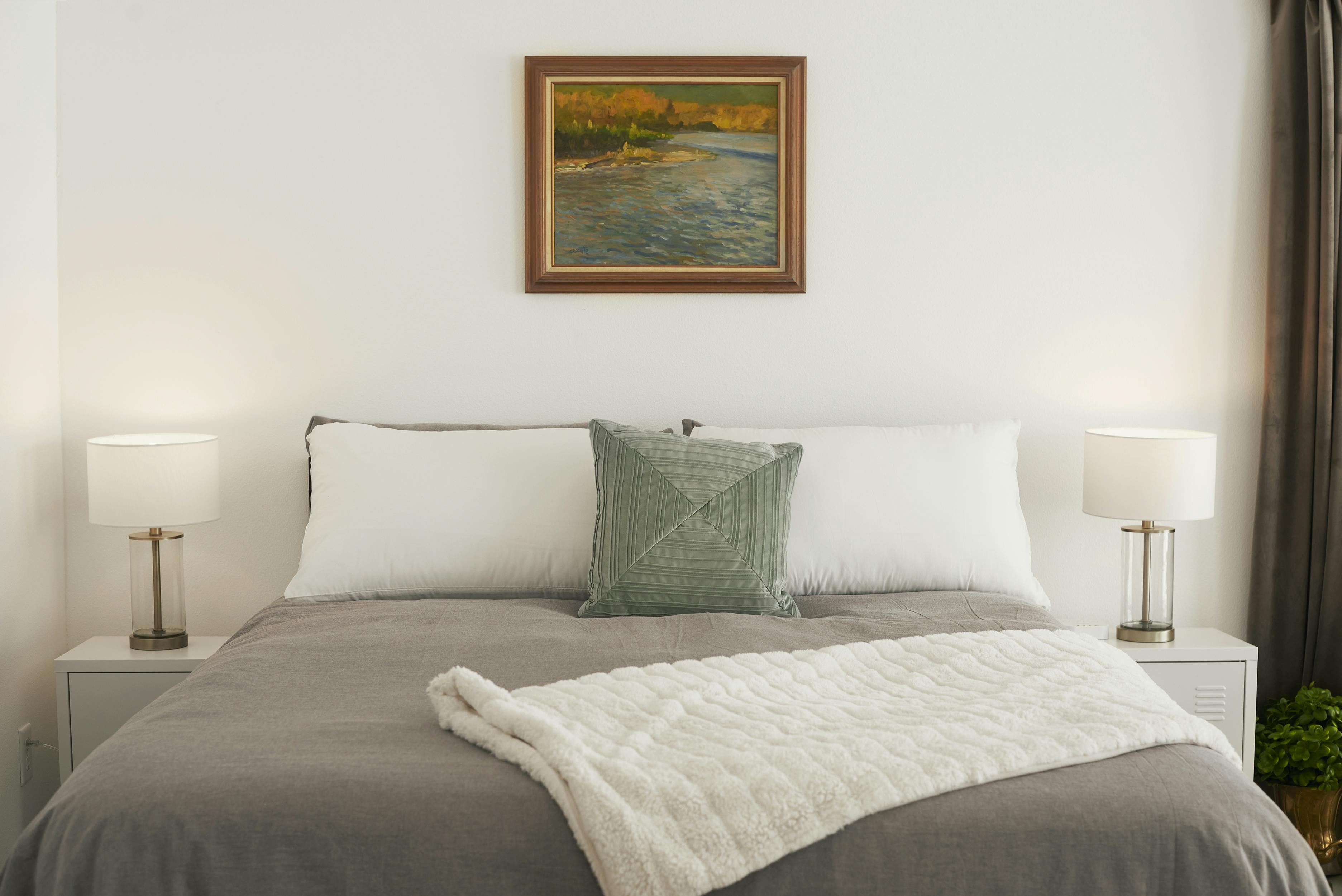 One queen bed with detached private bathroom.