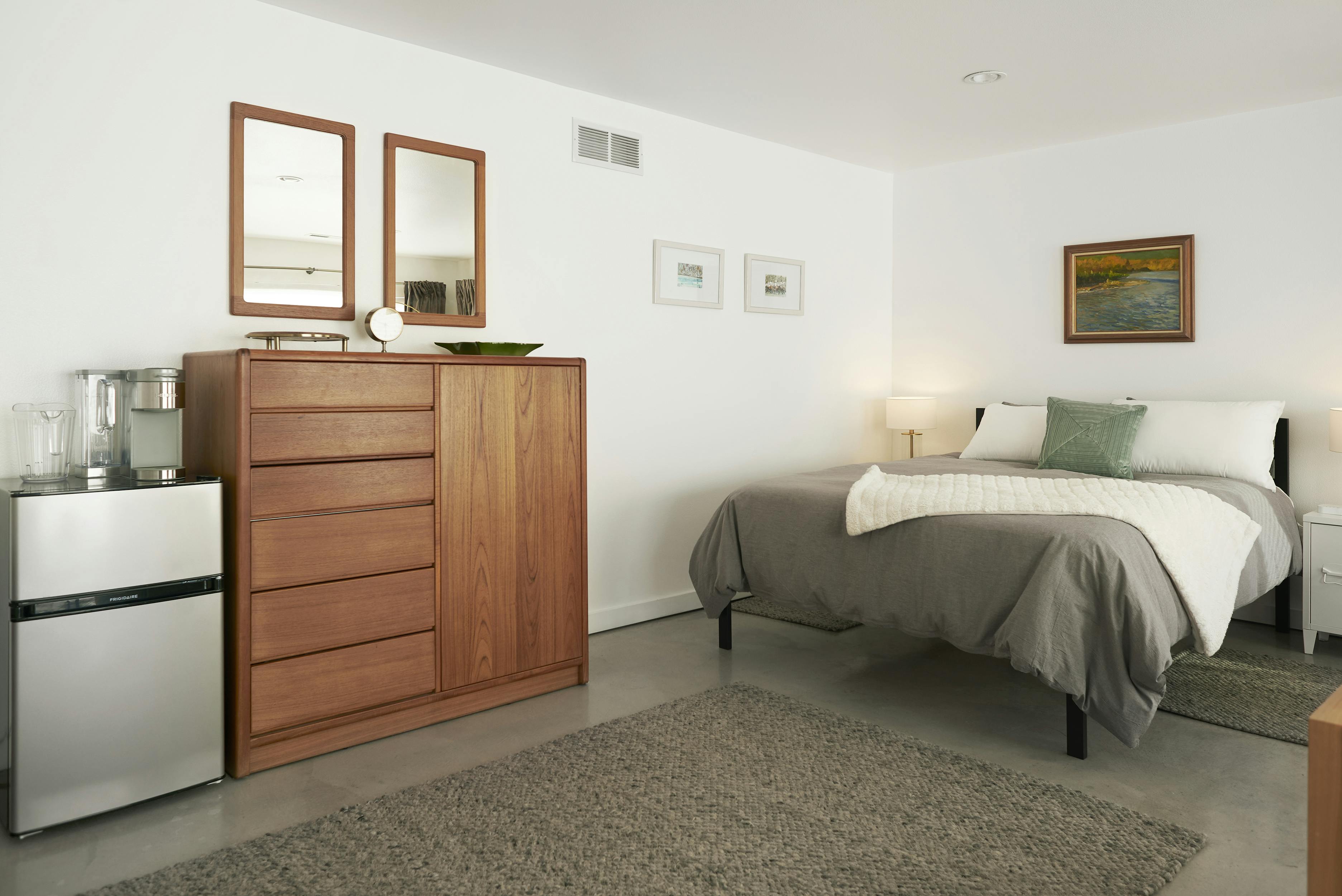 One queen bed with detached private bathroom.