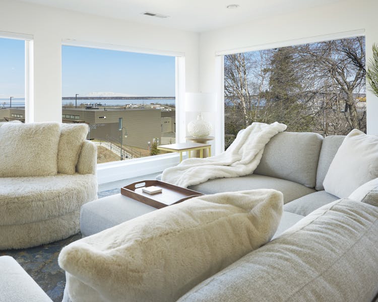 Three bedroom penthouse with one bathroom, full kitchen, and stunning views of Anchorage.
