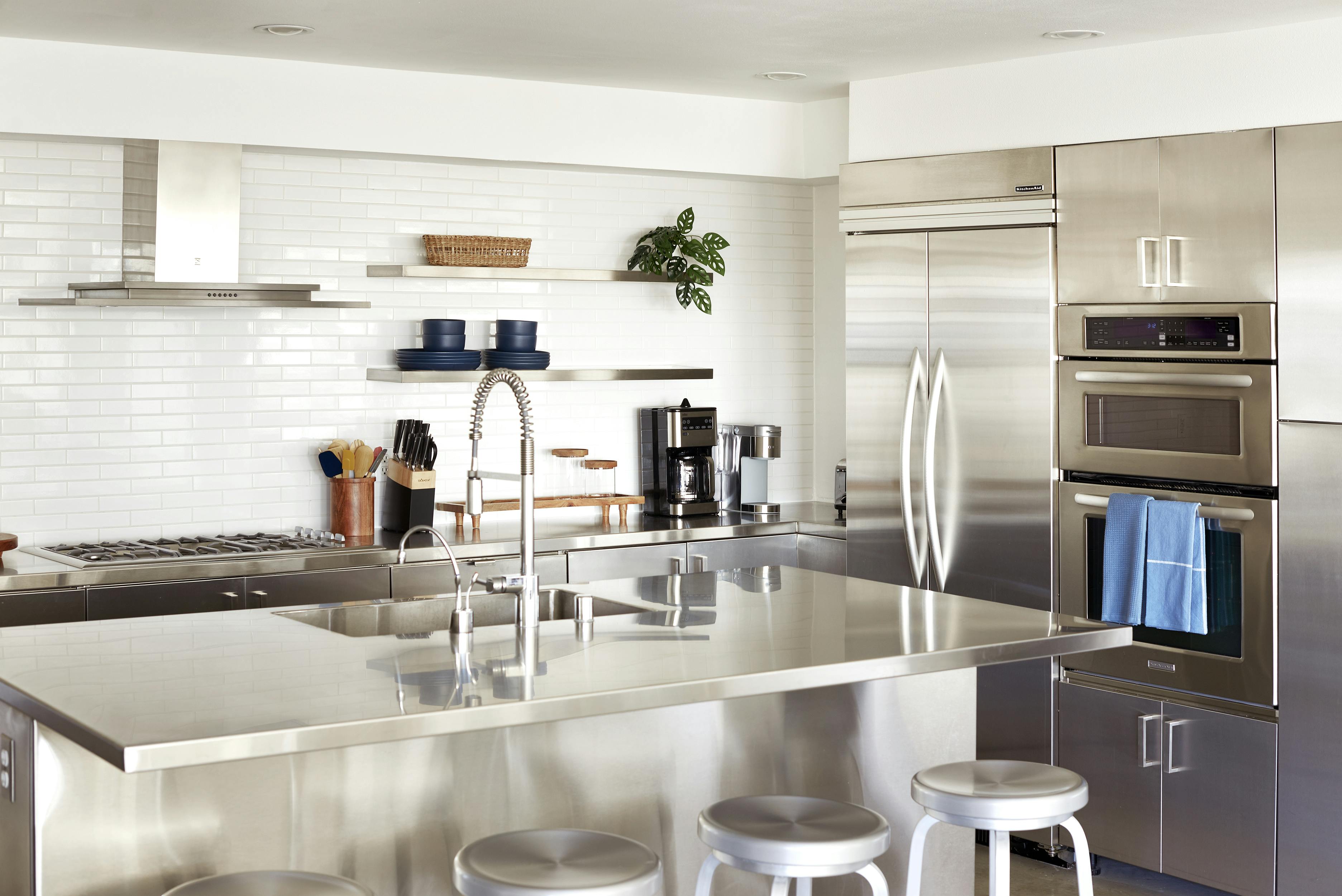 Three bedroom penthouse with one bathroom, full kitchen, and stunning views of Anchorage.