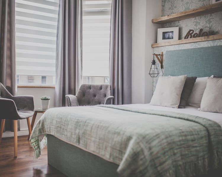 A beautifully decorated double room with ensuite and an adjoining sitting area