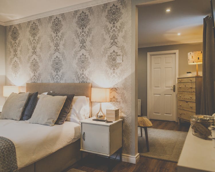 A beautifully decorated double room with ensuite and an adjoining sitting area