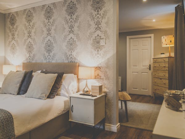 A beautifully decorated double room with ensuite and an adjoining sitting area