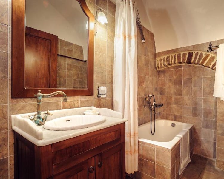 Μπάνιο δωματίου με μπανιέρα και ντους Bathroom with shower above bath