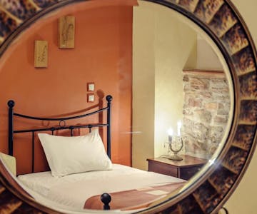 Υπνοδωμάτιο Σουίτας Ισογείου με δυο μονά κρεβάτια Ground floor Two Bedroom Suite with two single beds