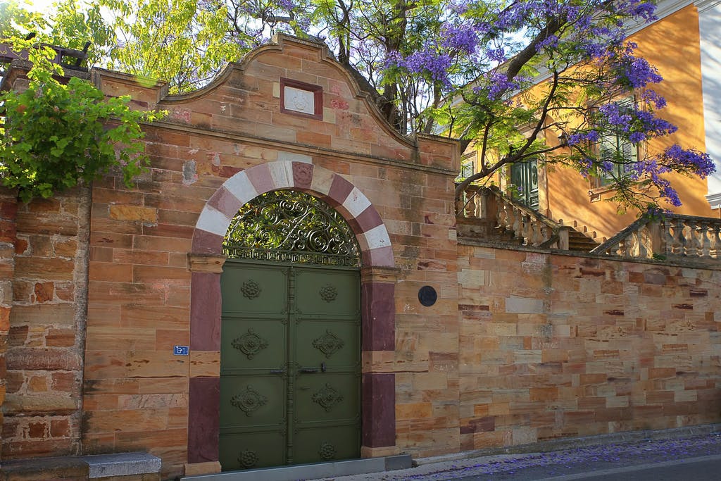 Αρχοντικό Αντουάνικο Η αυλόπορτα και το οικόσημο του αρχοντικού Antouaniko Mansion's main entrance and coat of arms