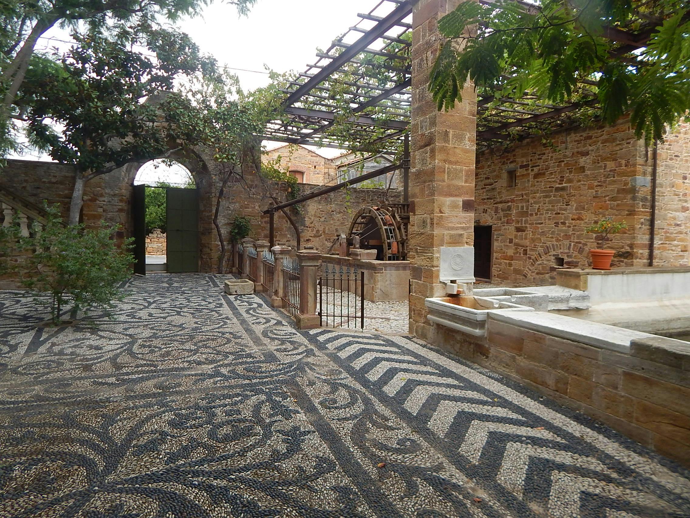 Αρχοντικό Αντουάνικο, αυλή και κήπος Antouaniko Mansion's courtyard and garden