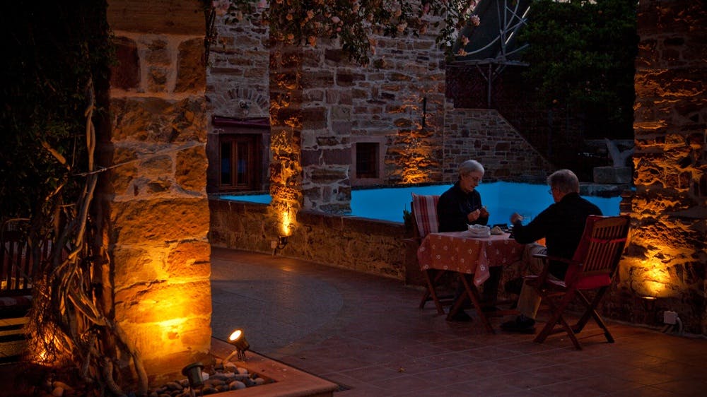 Υπηρεσίες εστίασης στην αυλή του αρχοντικού Mouzaliko's in-house dining service in its courtyard