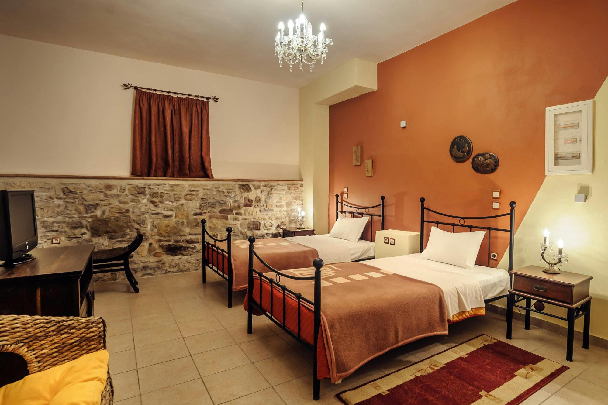 Υπνοδωμάτιο Σουίτας Ισογείου με δυο μονά κρεβάτια Ground floor Two Bedroom Suite with two single beds