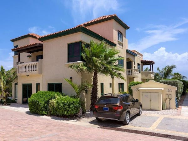 First floor 2000 Square Feet Condo