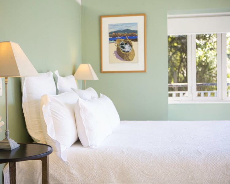 King bed and fine linen - Shakespeare Suite, 970 Lonely Bay Lodge