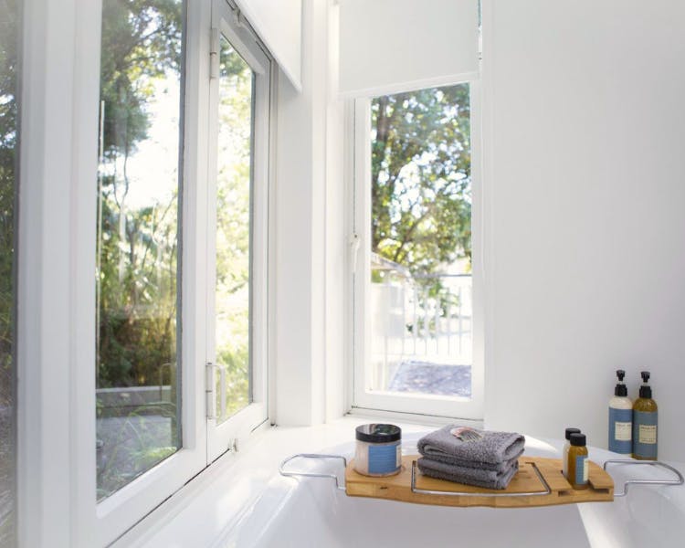 Sunny bathroom with lots of natural light - Shakespeare Suite, 970 Lonely Bay Lodge