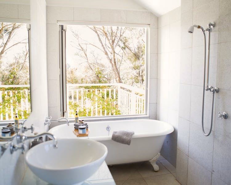 Shared ensuite bathroom - Estuary Terrace Suite, 970 Lonely Bay Lodge