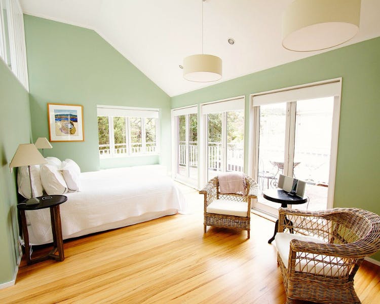 Sunny bedroom with indoor seating - Shakespeare Suite, 970 Lonely Bay Lodge