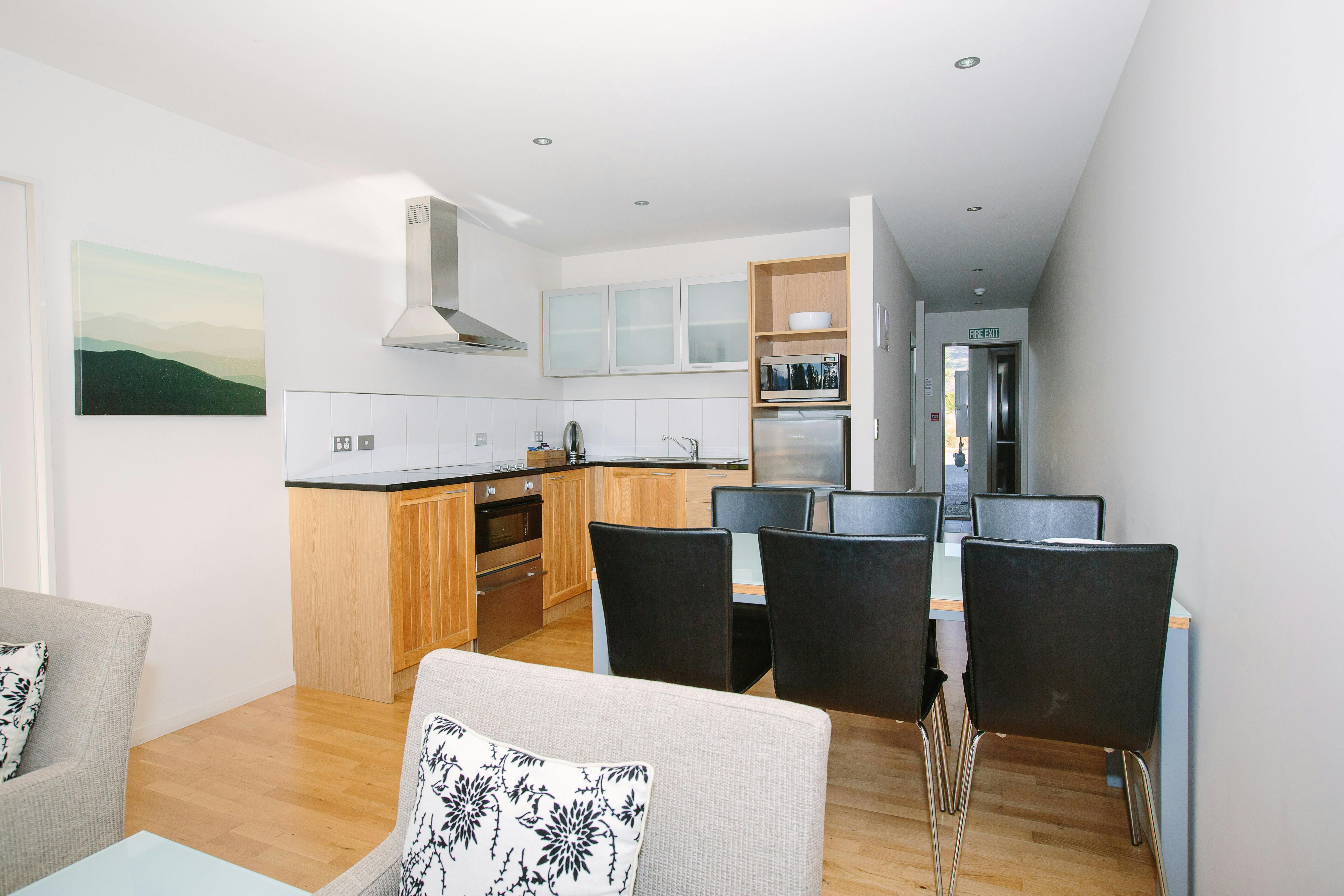 Stylish and spacious 1 bedroom apartment at Oakridge Resort, with modern decor, a fully equipped kitchen, and a comfortable l