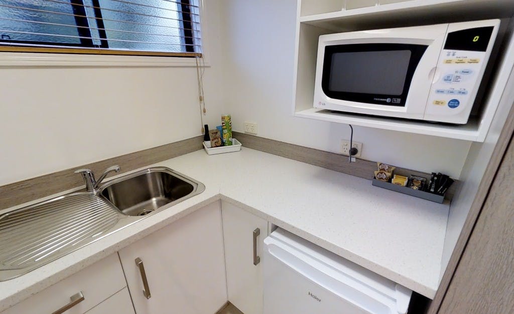 Queen Spa Room Kitchenette