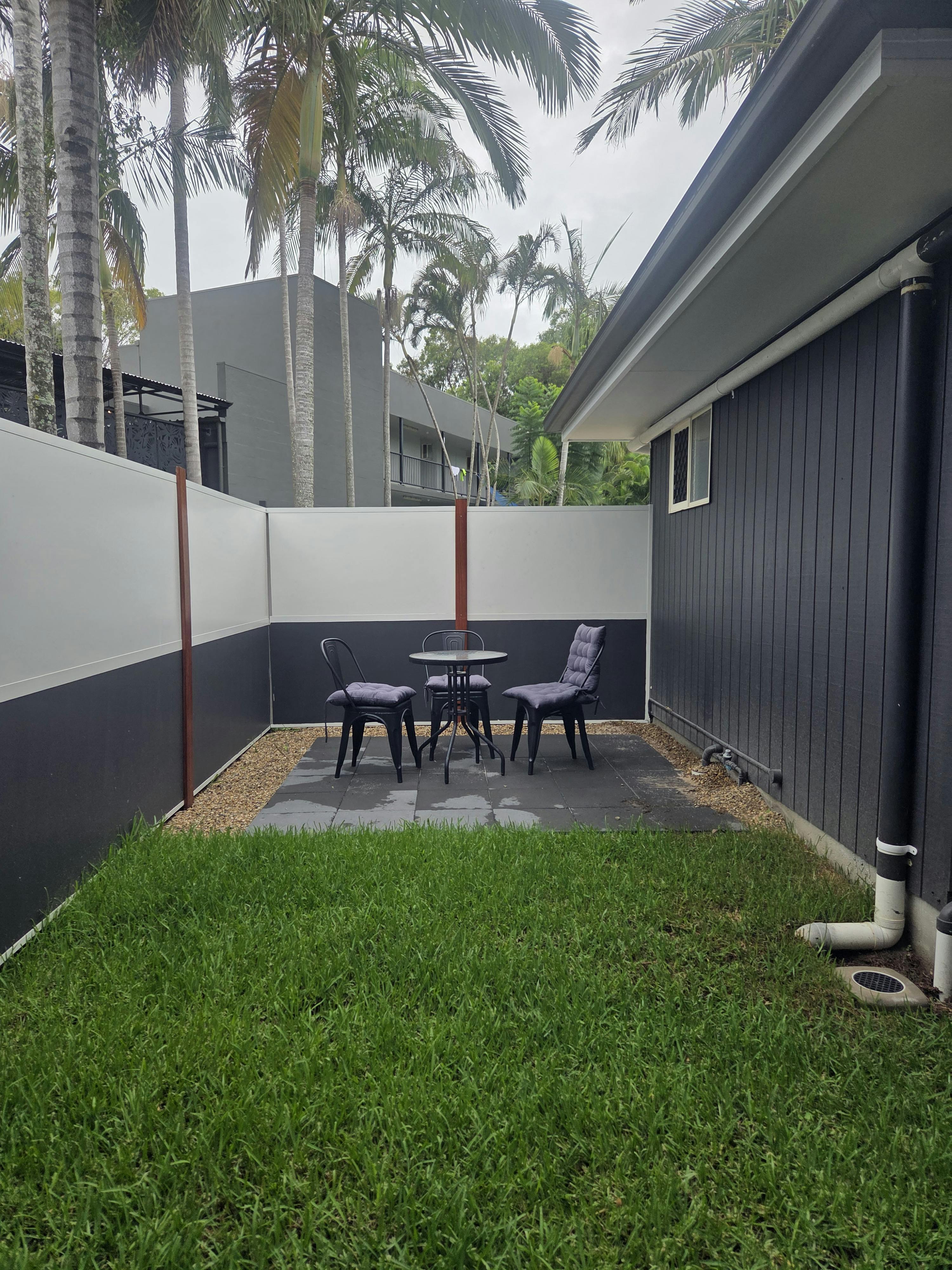 Cabin fully fenced, your own little crt yard