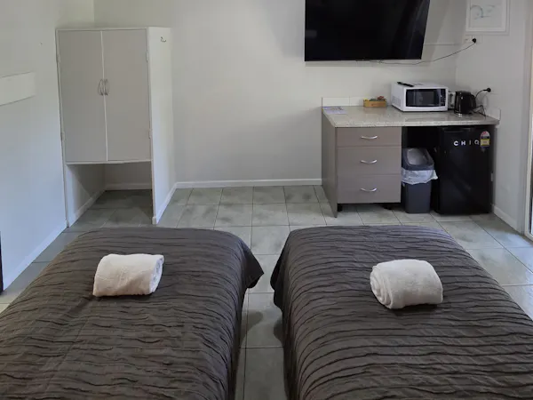 Twin room big tv air con bar fridge microwave toaster tea coffee etc