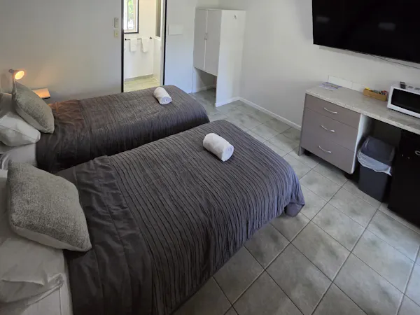 Twin room Big TV air con Mircowave kettle, toaster, bar fridge tea coffee etc