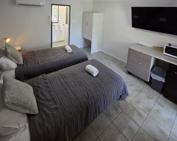 Twin room Big TV air con Mircowave kettle, toaster, bar fridge tea coffee etc