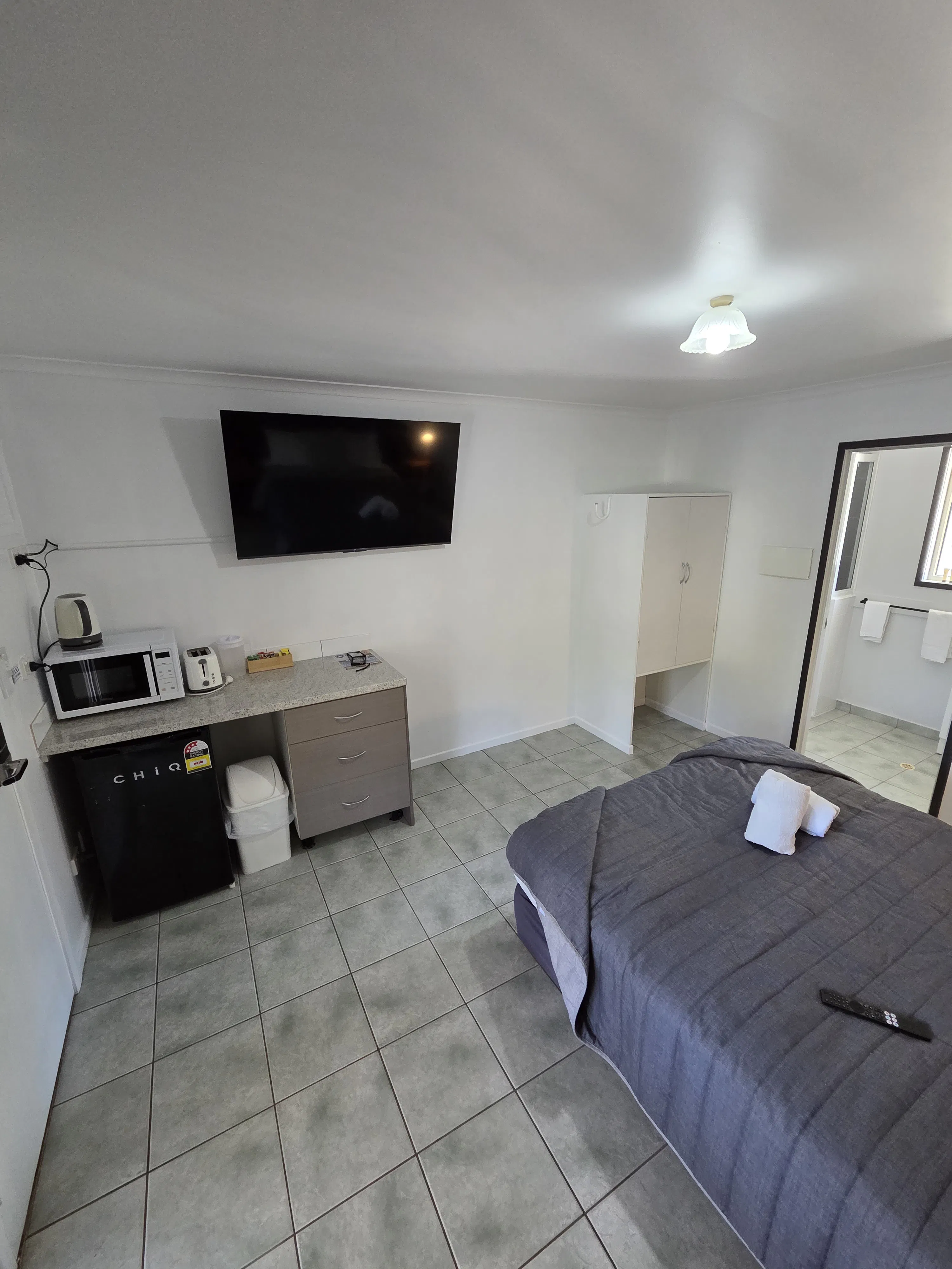 Queen room big tv air con micro, toaster Bar fridge tea coffee etc