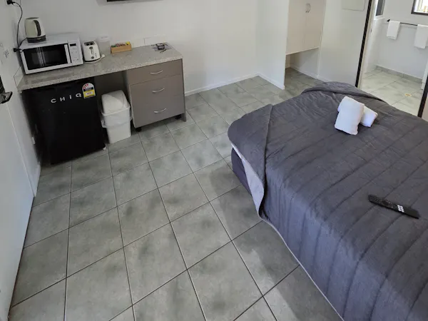 Queen room big tv air con micro, toaster Bar fridge tea coffee etc