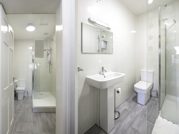 double room, Triple room, Quad Room, Twin Room, Single Room bed & breakfast, liverpool, sefton park, lake view, Ensuite