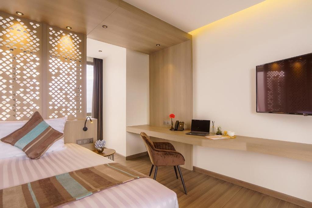 Jacuzzi Suite King 50' Flat LED Hotel TV