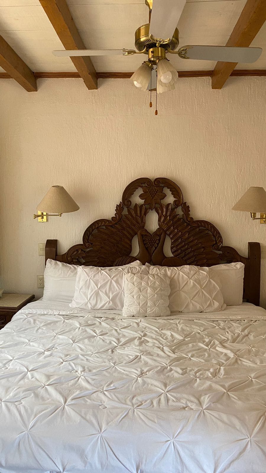 Habitación con cama king size con vista al jardin