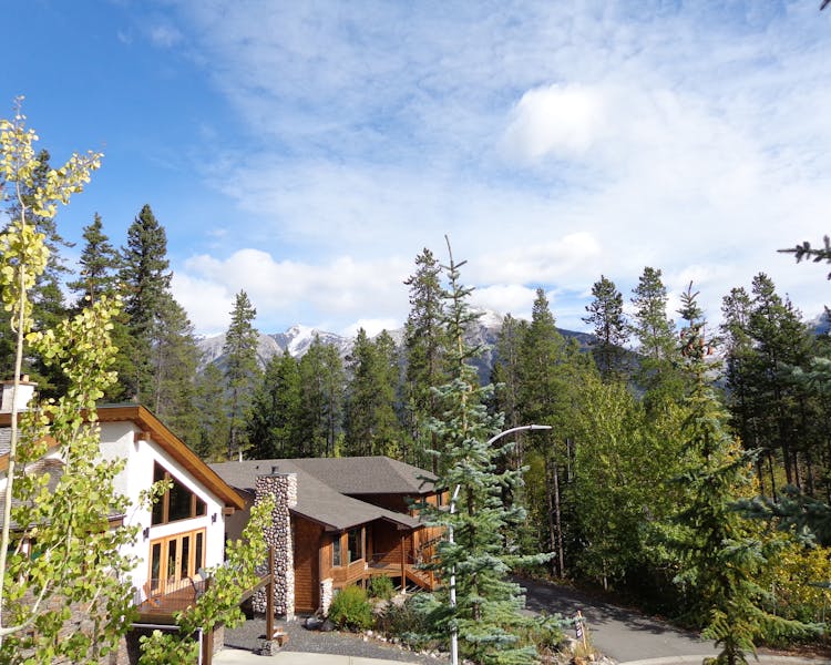 Peaceful neighborhood location in wooded area near downtown Canmore