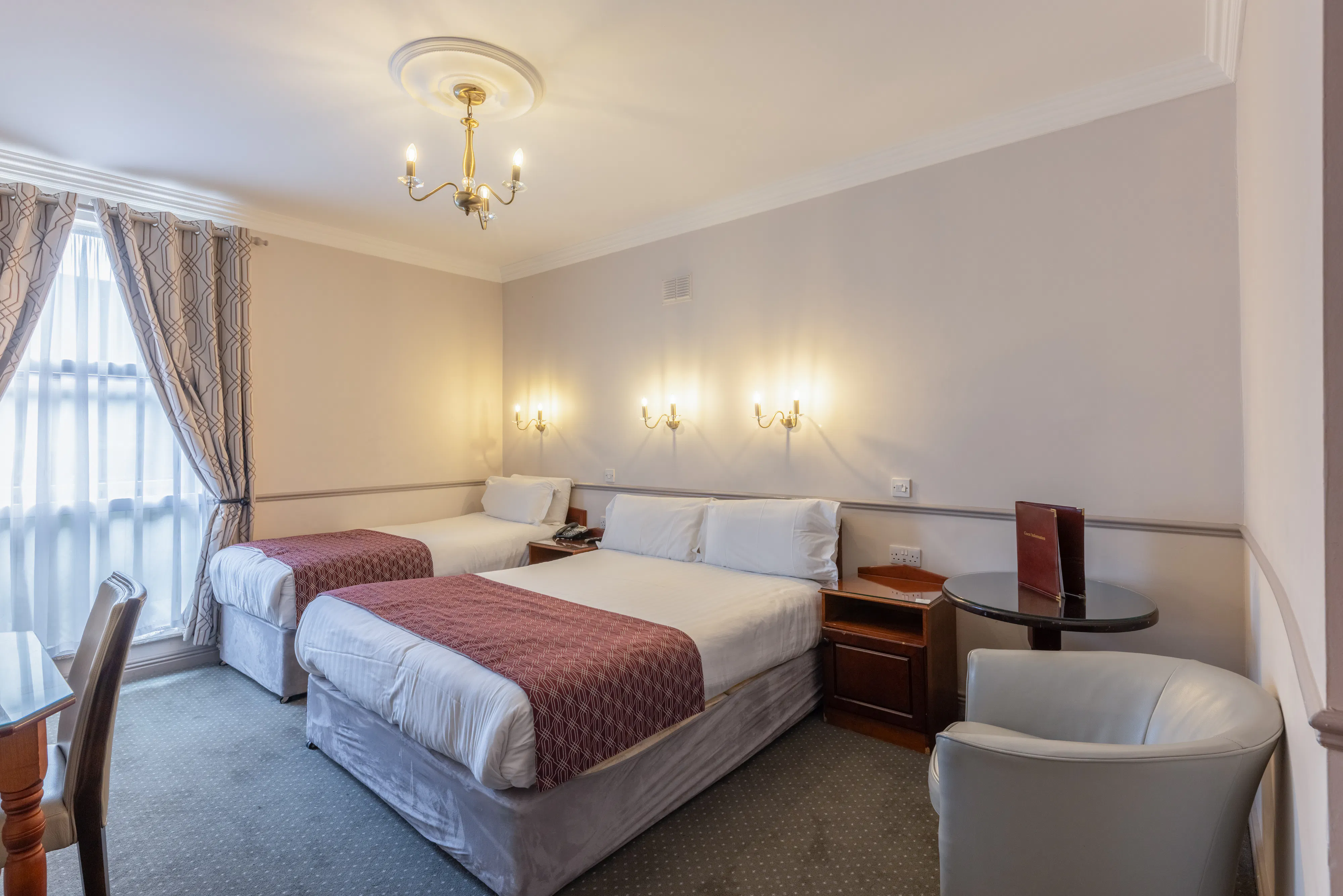Lansdowne Hotel Dublin, triple room in the centre of Dublin