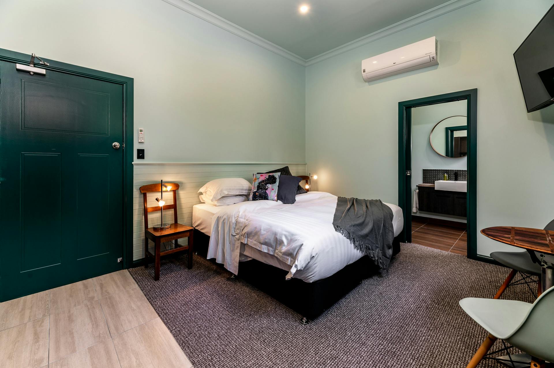 Large apartment with king-size bed and ensuite bathroom