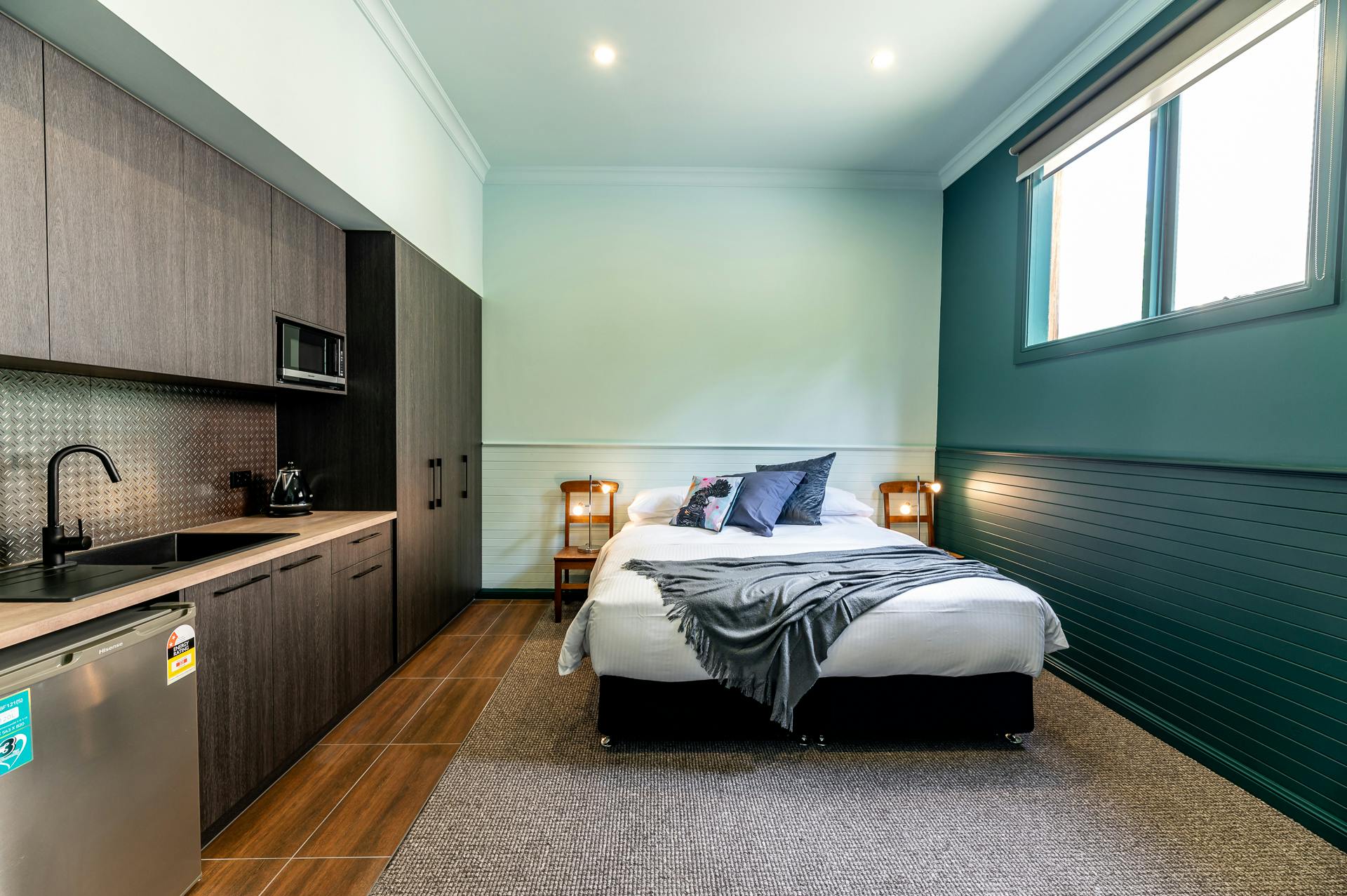 Large self contained apartment with king-size bed and kitchenette