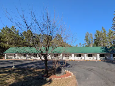 Image of the Northwoods Motel in spring