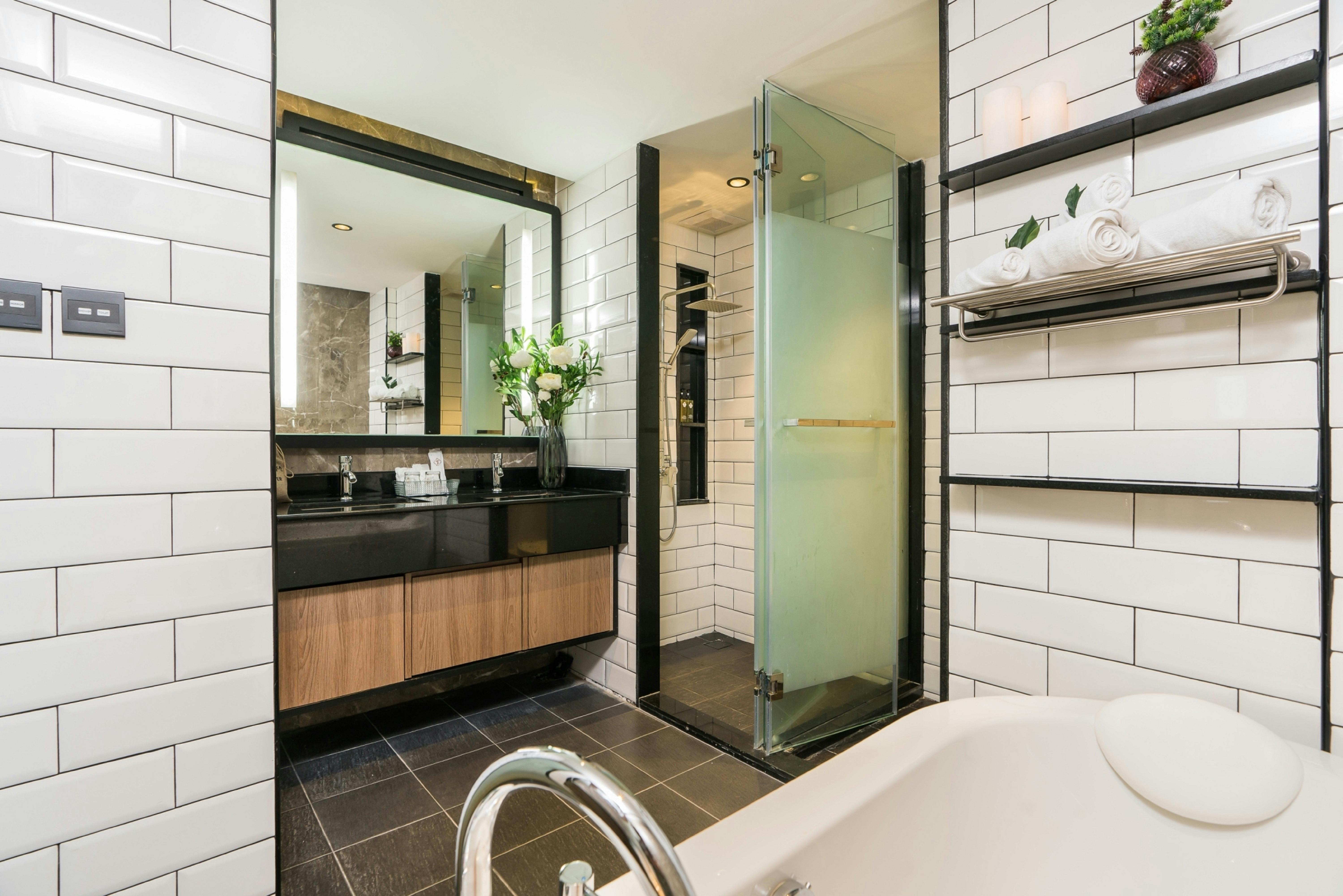 Deluxe Suite Bathroom