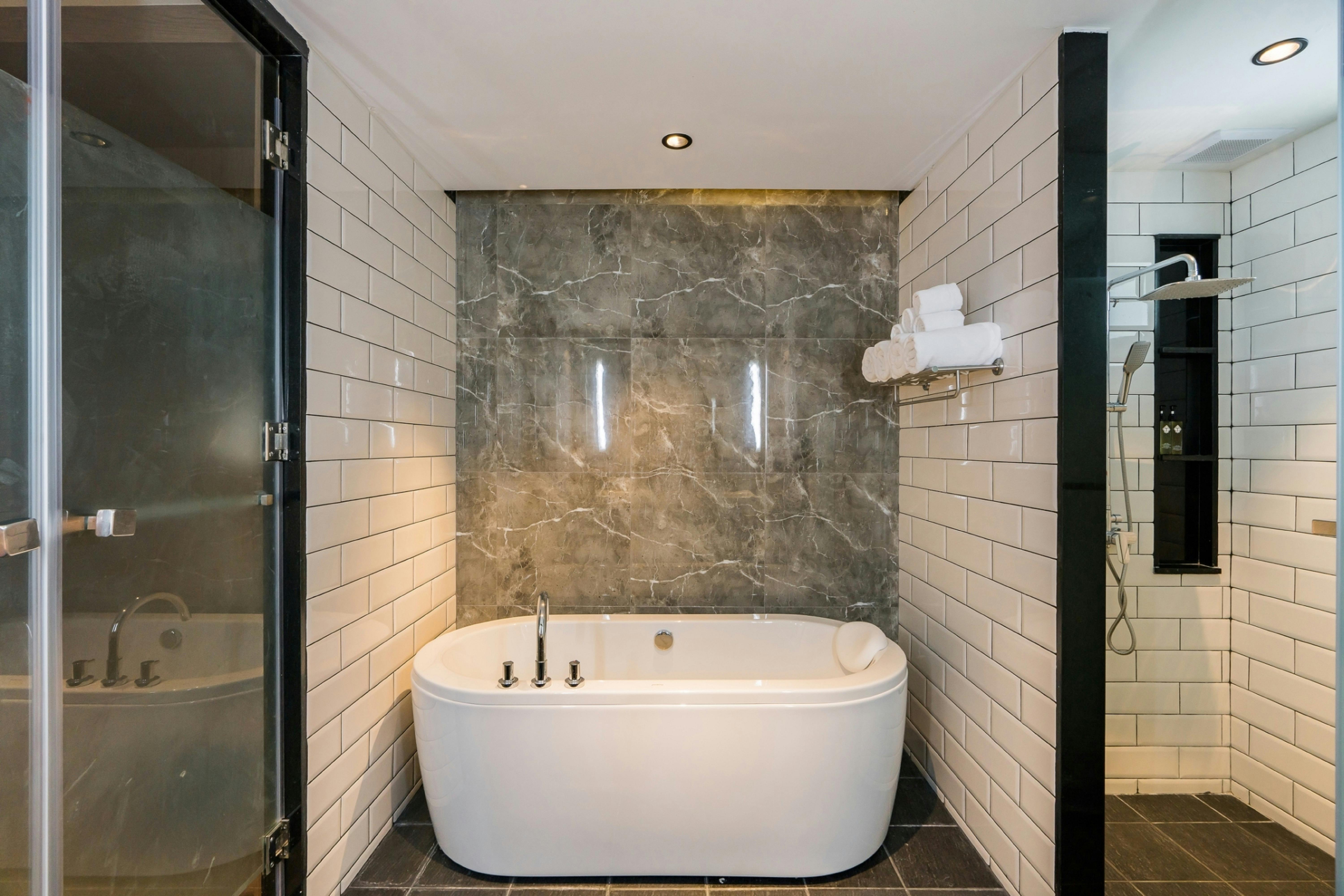 Deluxe Suite Bathroom