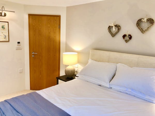 Bedroom 4 - View of Luxury link size ben and bedside tables.