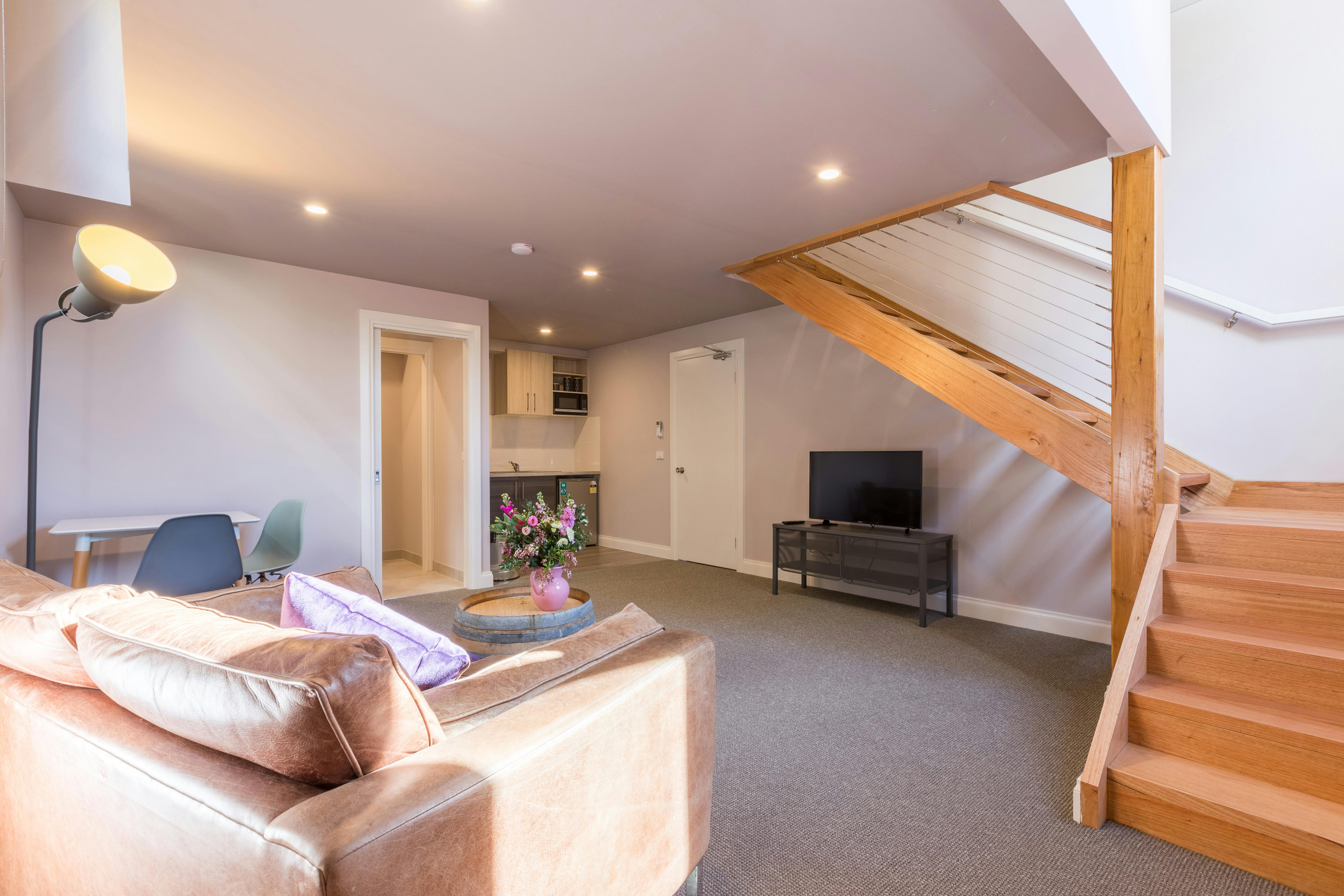 Settee, TV and kitchenette in king gallery