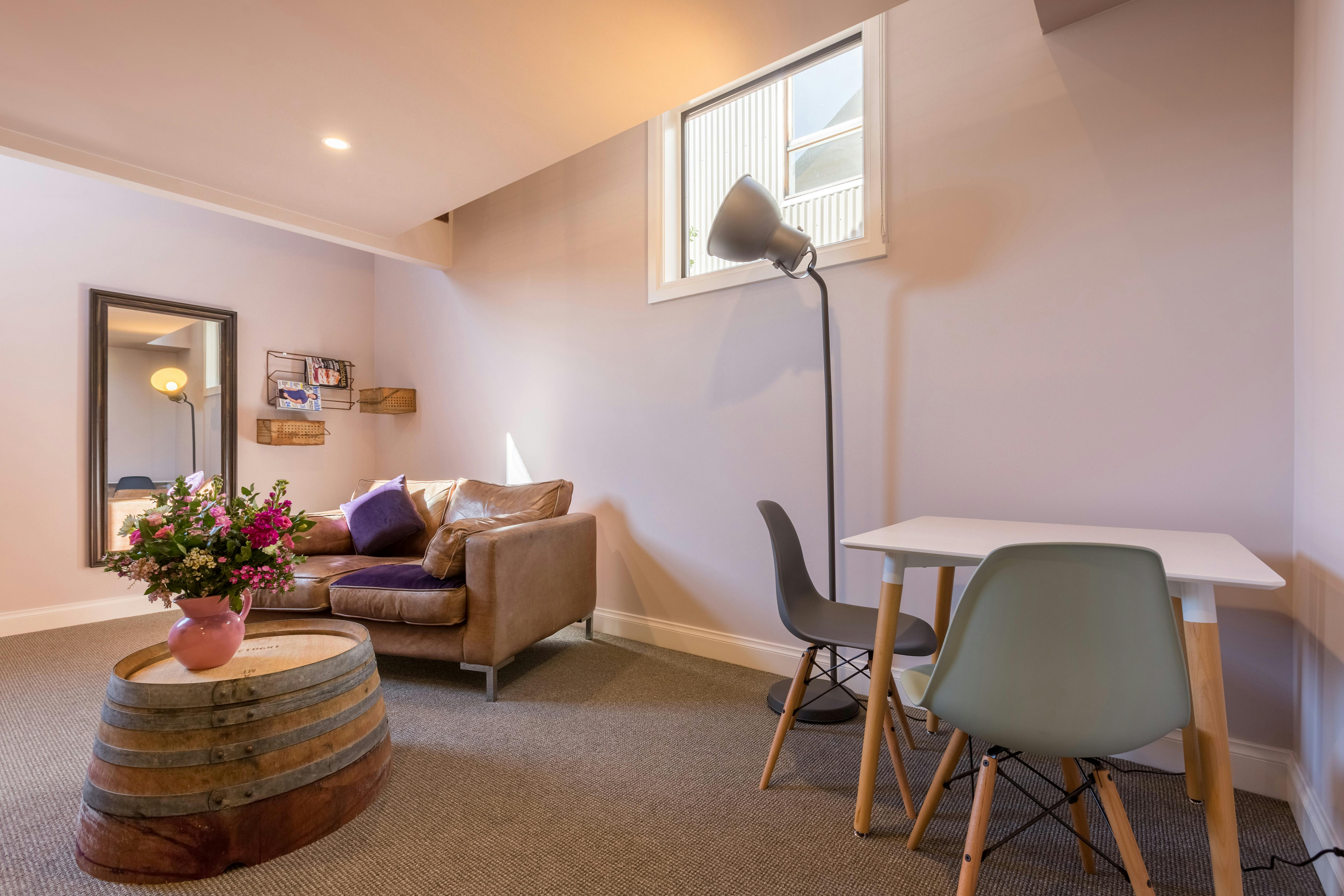 King gallery lounge with lamp, table and settee