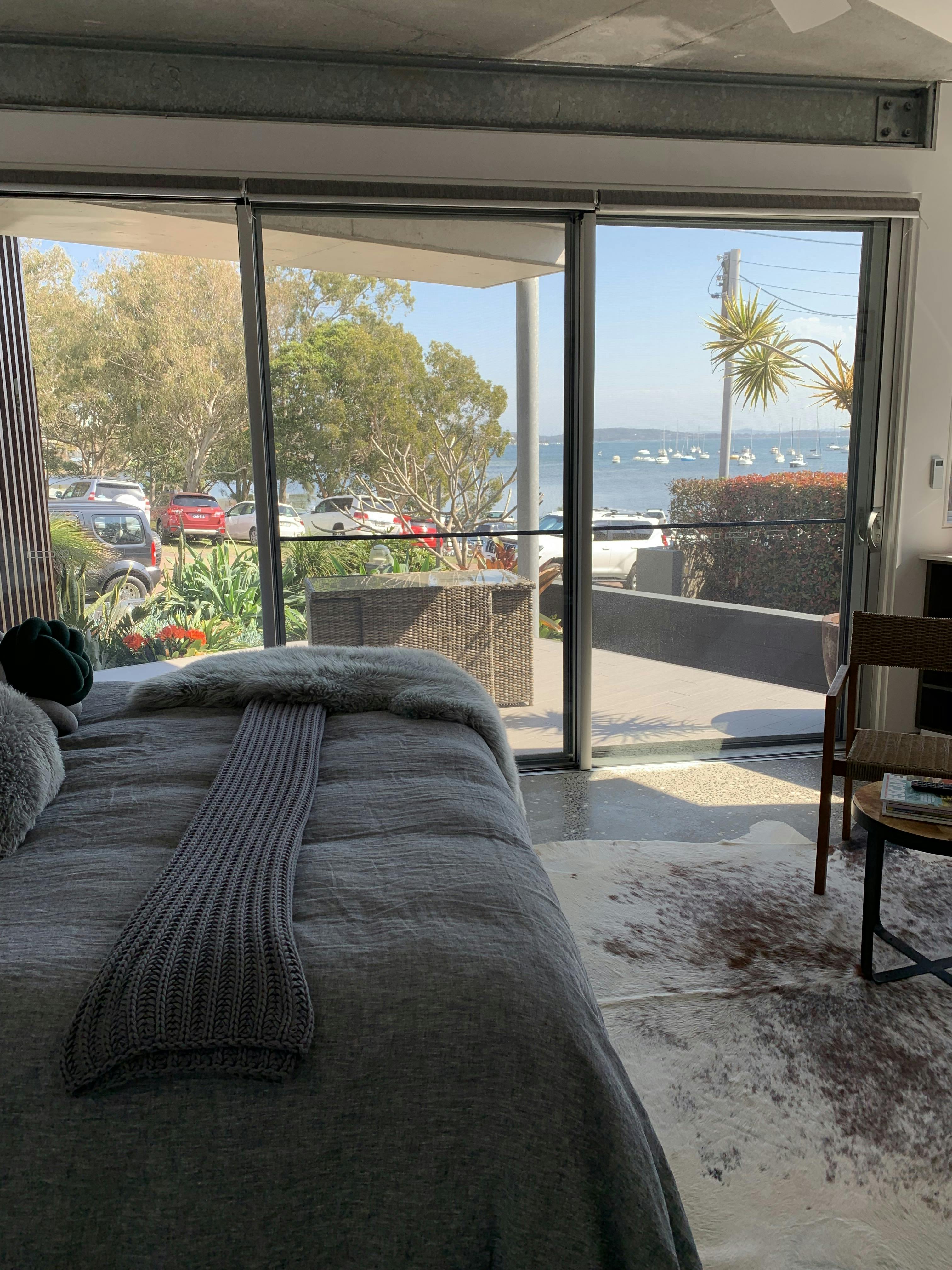 Lake View suite. Time to relax and enjoy.Walking distance to many fine dining establishments.