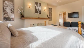 Deluxe Queen Suite - AKA the Marilyn Monroe Suite