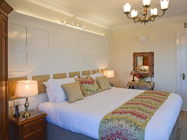 Haven Hall Hotel Sea View 1 Bedroom bed & dressing table